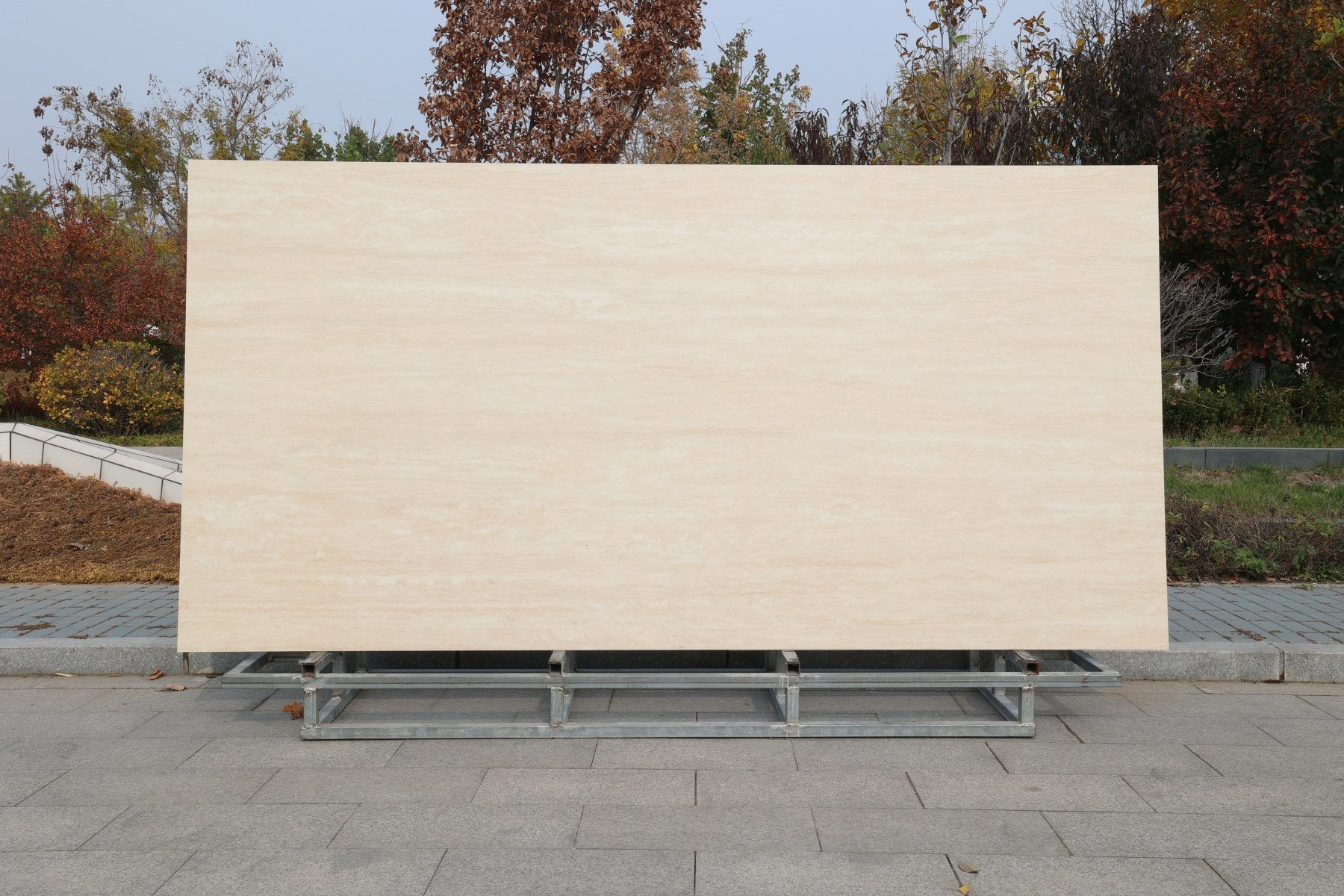 Tấm đá nung kết Travertine màu be vân tự nhiên cổ điển 1600x3200x12mm dùng cho mặt bàn văn phòng, bàn làm việc tại nhà