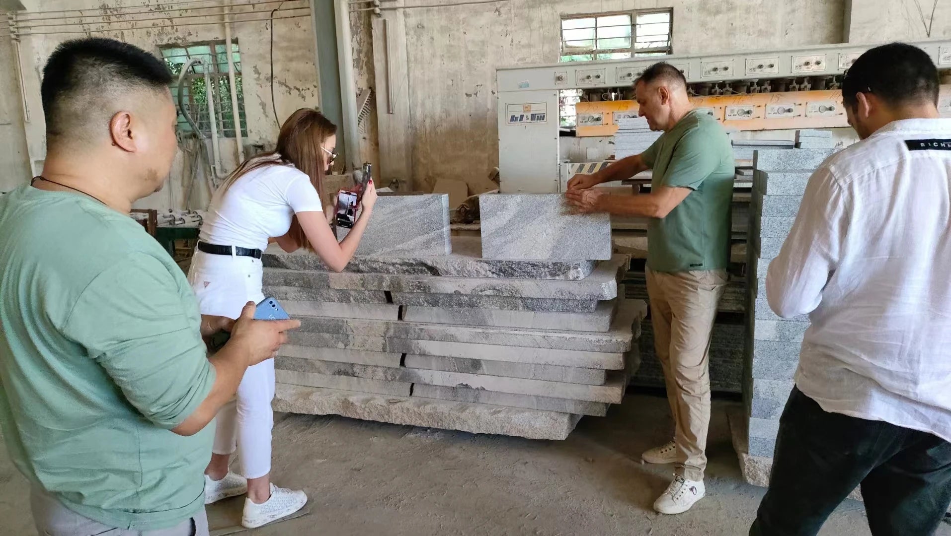 Gạch lát đường chống trượt đá granite xám đen