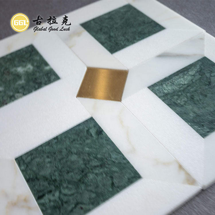 Gạch mosaic cắt tia nước bằng đá Calacatta Gold và Verde Affai kết hợp đồng thau dùng cho trang trí tường và sàn nội thất