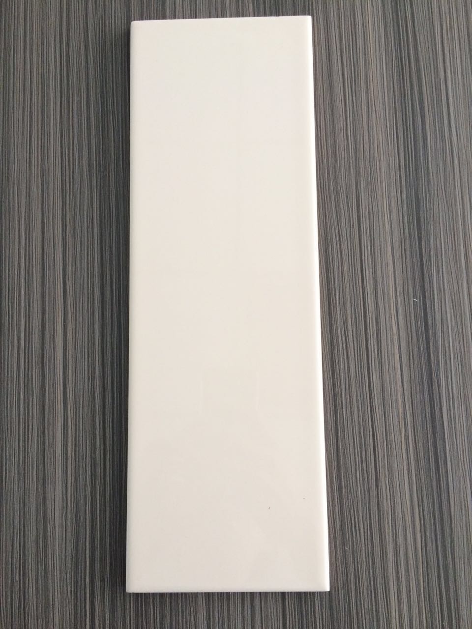 Gạch ốp tường 300x600mm trắng