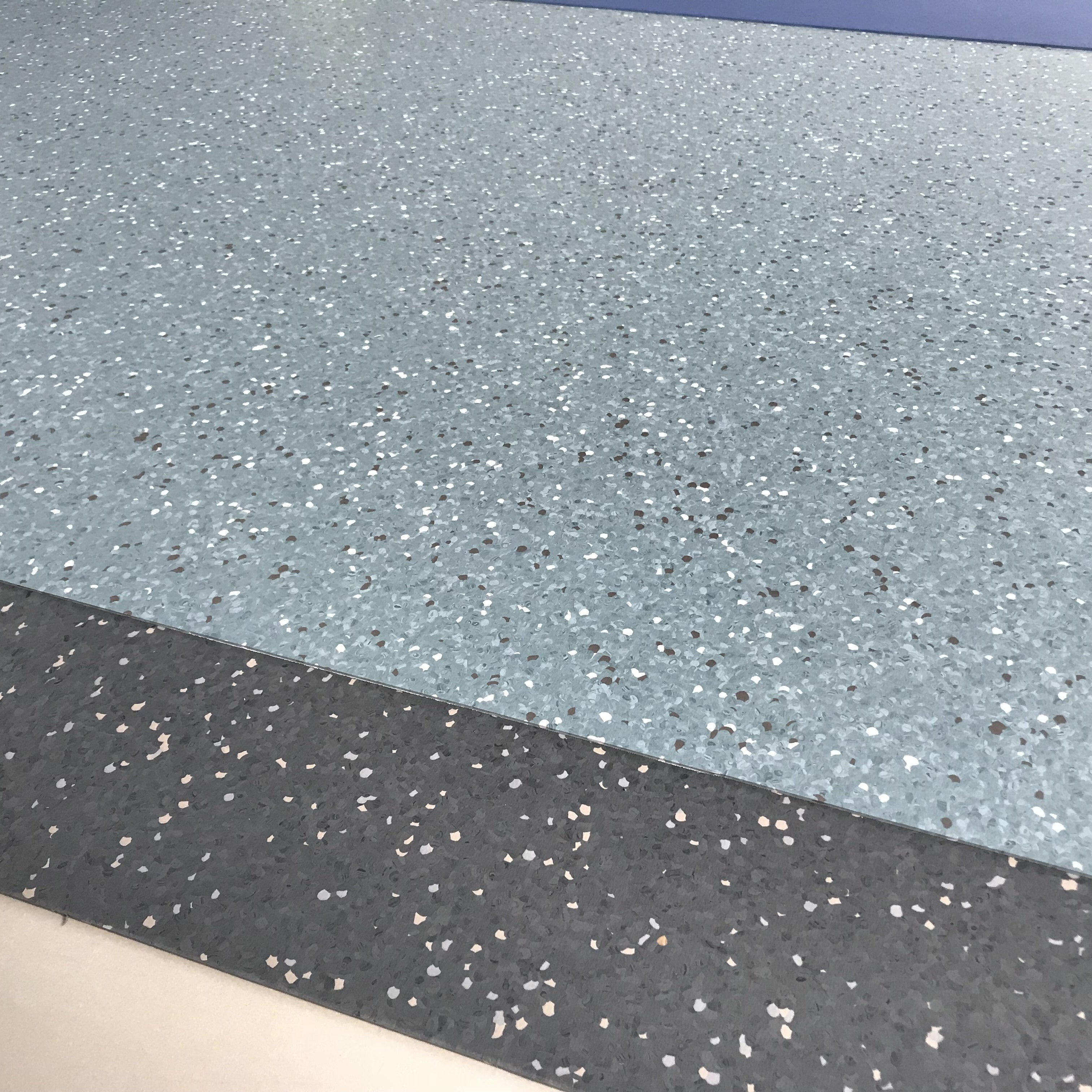 Tấm trải sàn PVC đa lớp dạng thảm dùng trong nhà