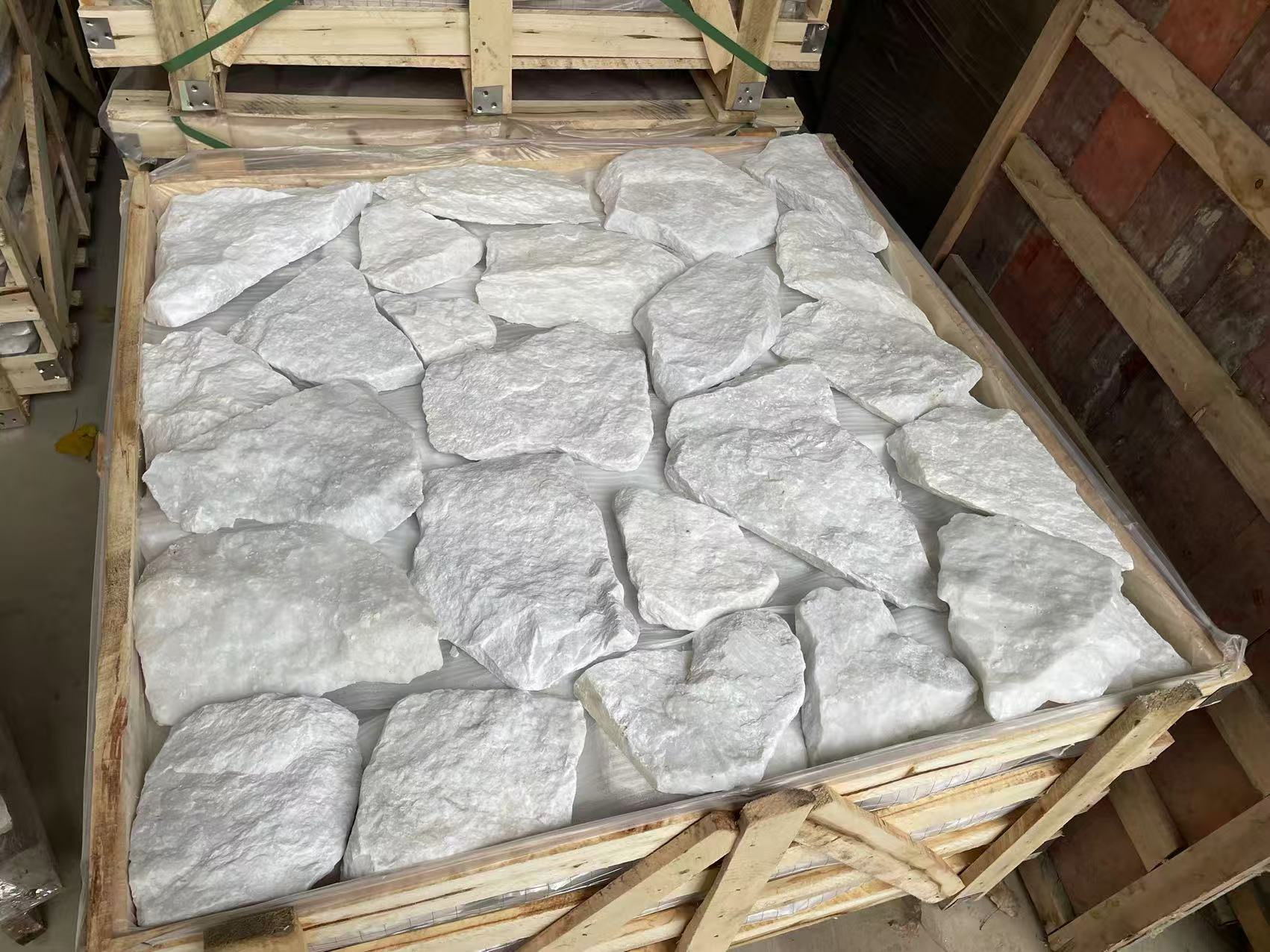 Tấm ốp đá tự nhiên trang trí mặt tiền nhà màu trắng
