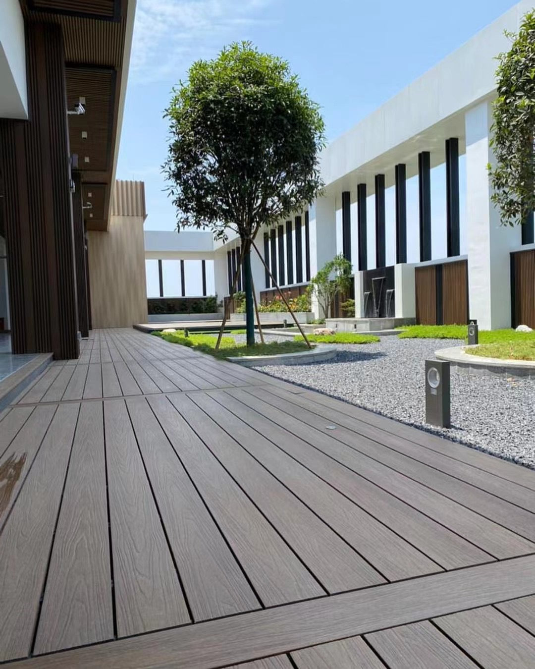 Ván lát sàn gỗ nhựa ngoài trời chống trơn, chống thấm, màu sô cô la gỗ tếch hiện đại