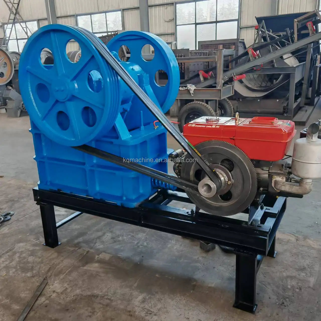 May Nghien Da Di Dong Mini Voi Dong Co Diesel Cong Suat