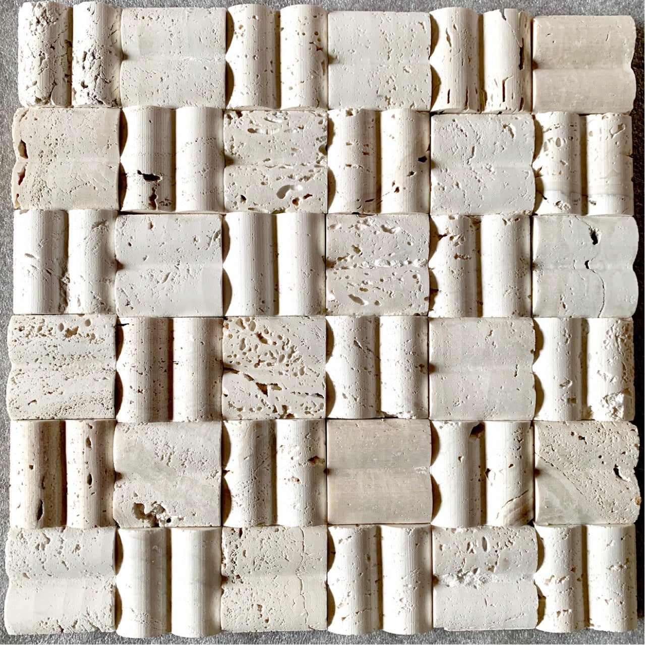 Tường nền chụp ảnh đánh bóng gạch mosaic đá Travertine vàng thiết kế hiện đại, thân thiện môi trường, đạo cụ đá thô 1 năm tuổi