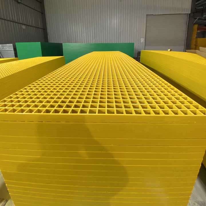 Lưới đúc FRP GRP cốt sợi thủy tinh cường độ cao 38*38*38mm dùng cho lối đi tại nhà máy điện mặt trời