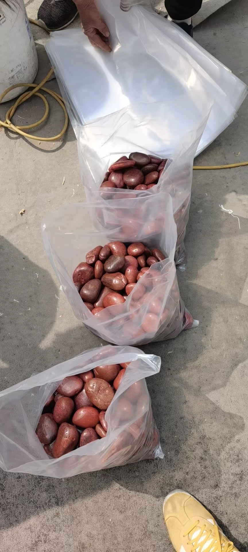 Đá sông đỏ được đánh bóng cao, dạng đá cuội, sỏi, đá dăm, bán trực tiếp từ nhà máy với giá tốt.