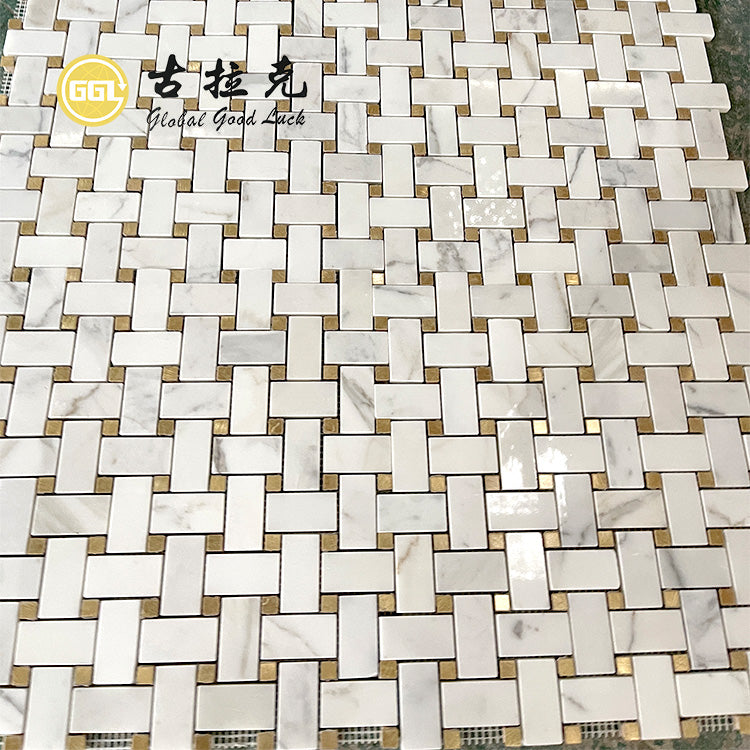 Gạch mosaic đá cẩm thạch trắng Calacatta dạng dệt rổ điểm đồng dùng để trang trí tường & sàn nội thất
