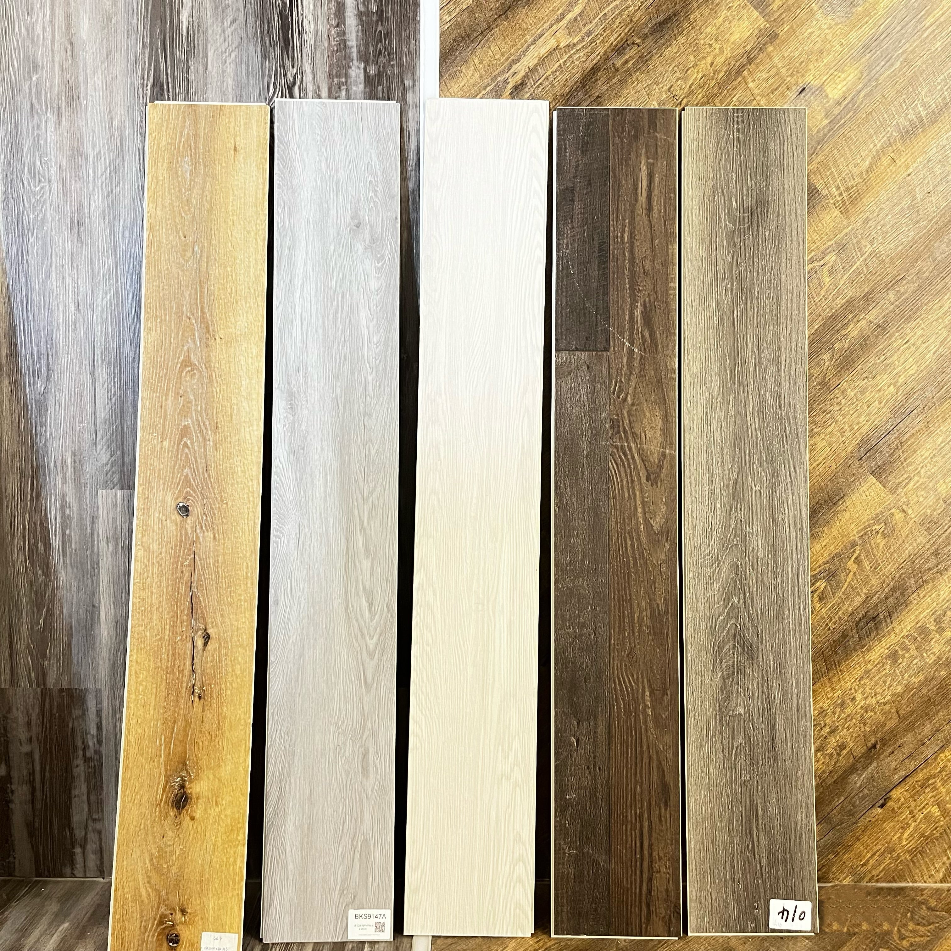 Sàn nhựa vinyl cứng dạng tấm SPC LVT PVC chống thấm nước màu gỗ có lớp đệm Unilin Click Modern Factory