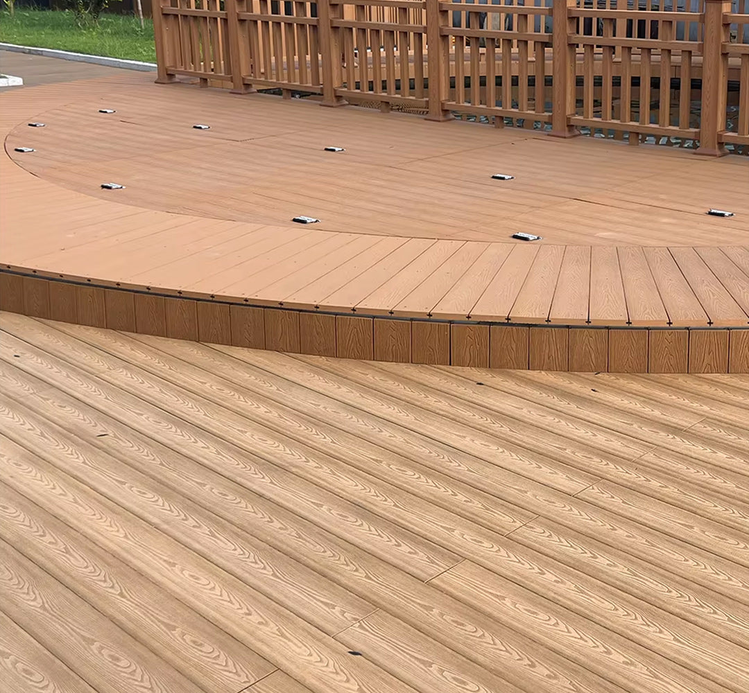 Tấm lát sàn gỗ nhựa composite đùn kép chống thấm nước, có lớp phủ vân gỗ PE, dùng làm sàn ngoài trời cho sân vườn