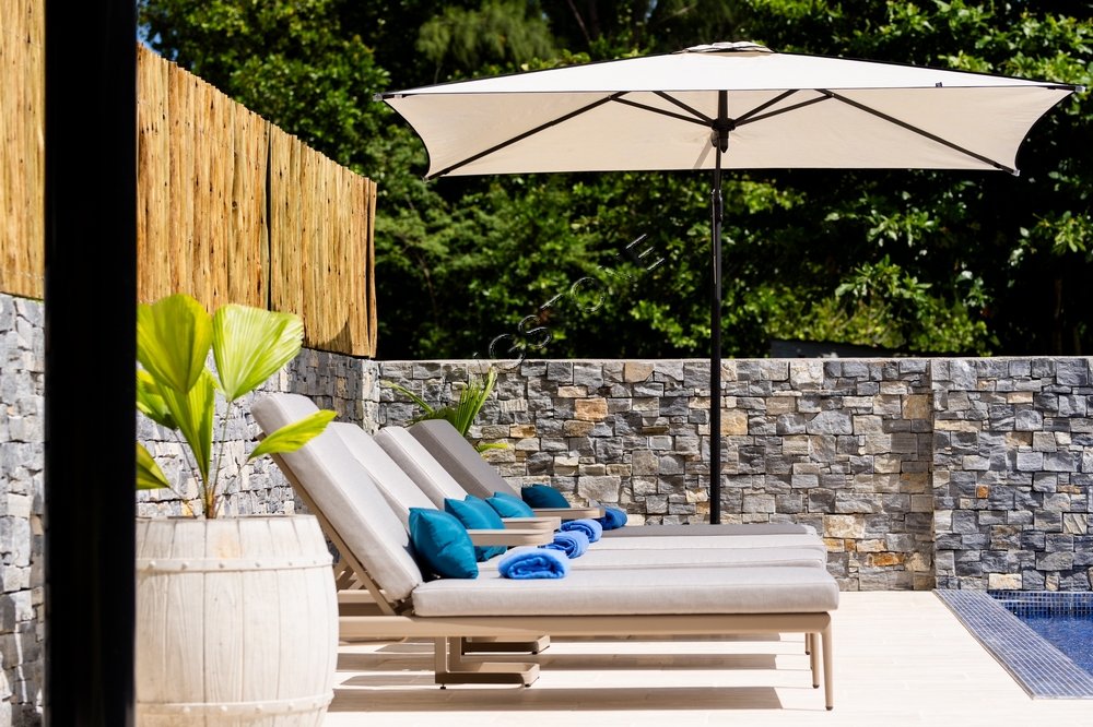 Gạch ốp tường đá vôi tự nhiên dạng veneer hoàn thiện bề mặt chẻ, kháng ăn mòn axit, dùng cho Khách sạn và Biệt thự Ngoài trời.