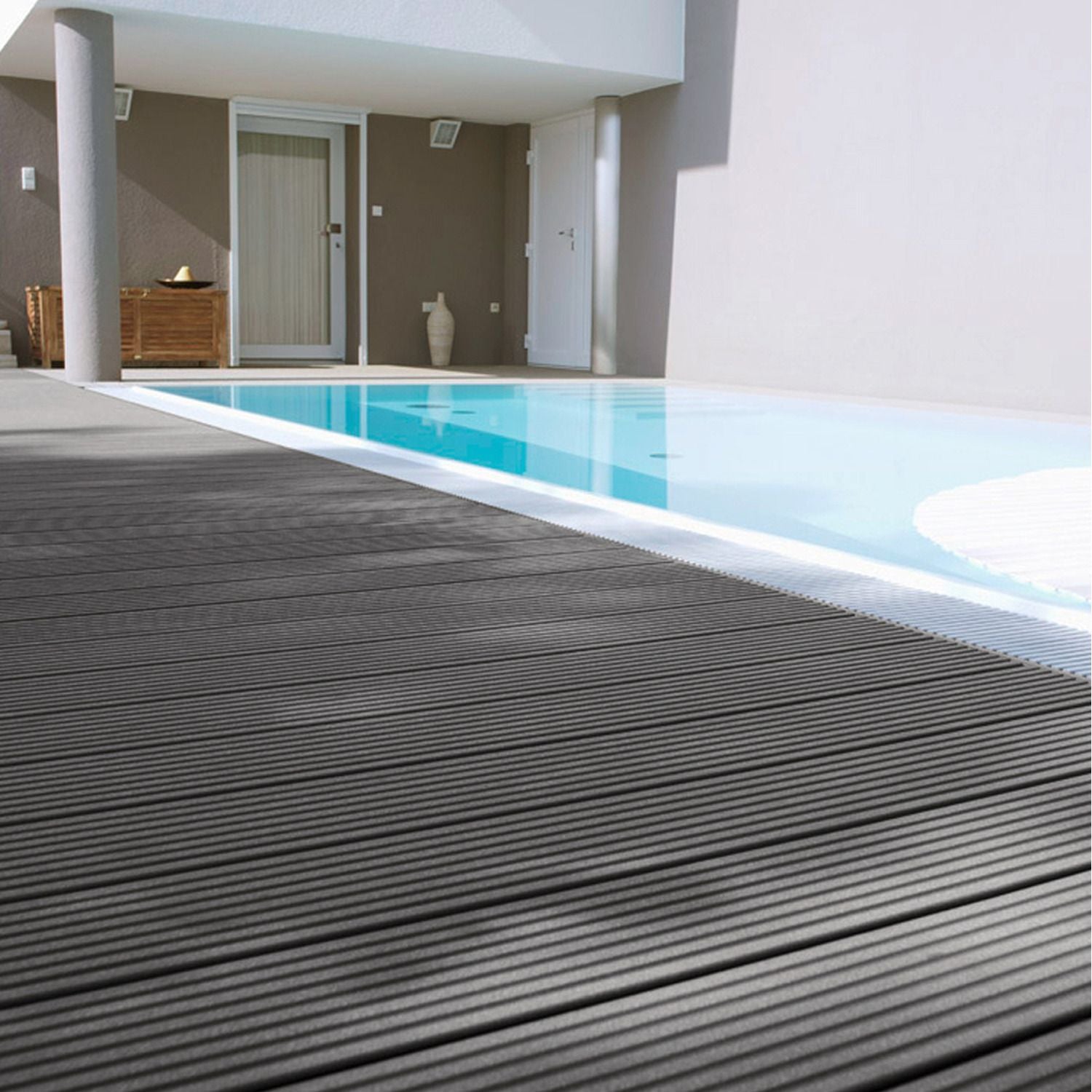 Sàn gỗ ngoài trời bột gỗ vân dập nổi sâu hiệu ứng 3D, giảm giá sốc cho hồ bơi