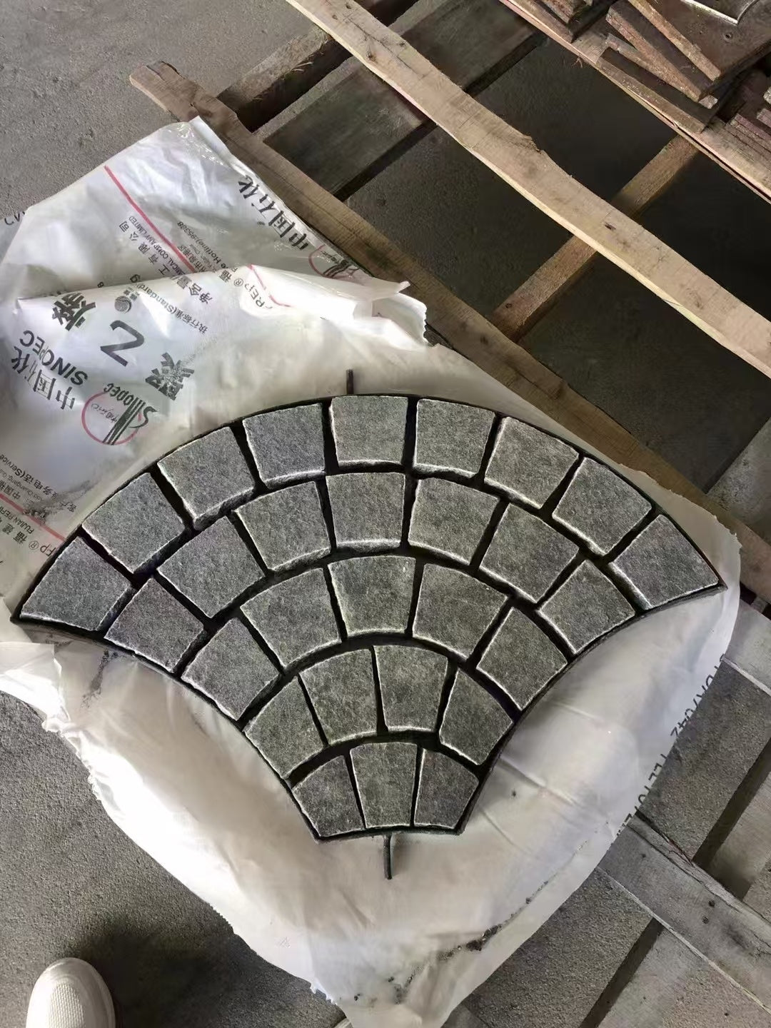 Đá lát vỉa hè hình quạt bằng đá granite phong cách nông thôn trung đại hiện đại, màu xám nhạt