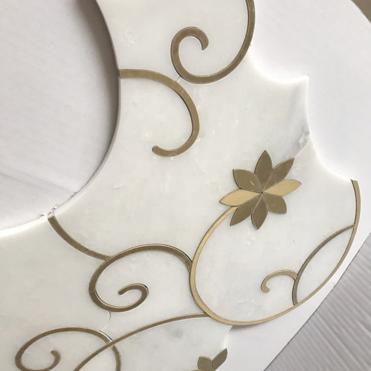 Gạch mosaic hình dạng không đều phối đá cẩm thạch trắng Thassos và hoa đồng thau