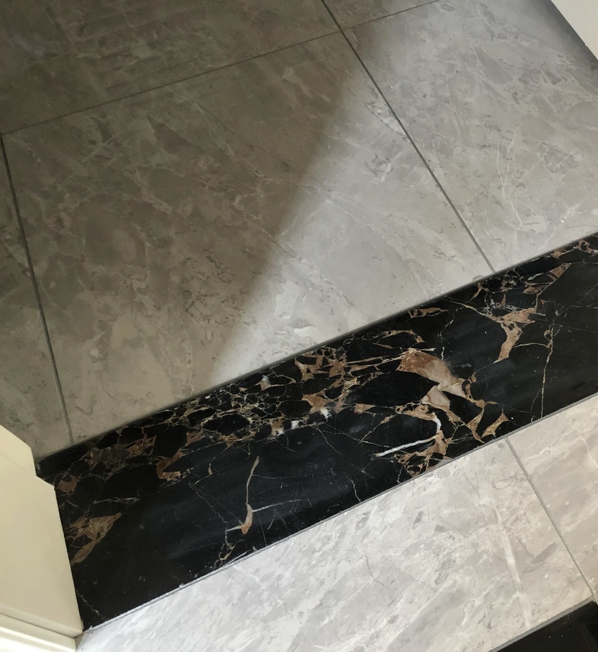 Các Phiến Đá Cẩm Thạch Đen Tự Nhiên Lớn Tùy Chỉnh Phổ Biến Dùng Cho Hoàn Thiện Nội Thất Và Đá Ngưỡng Cửa