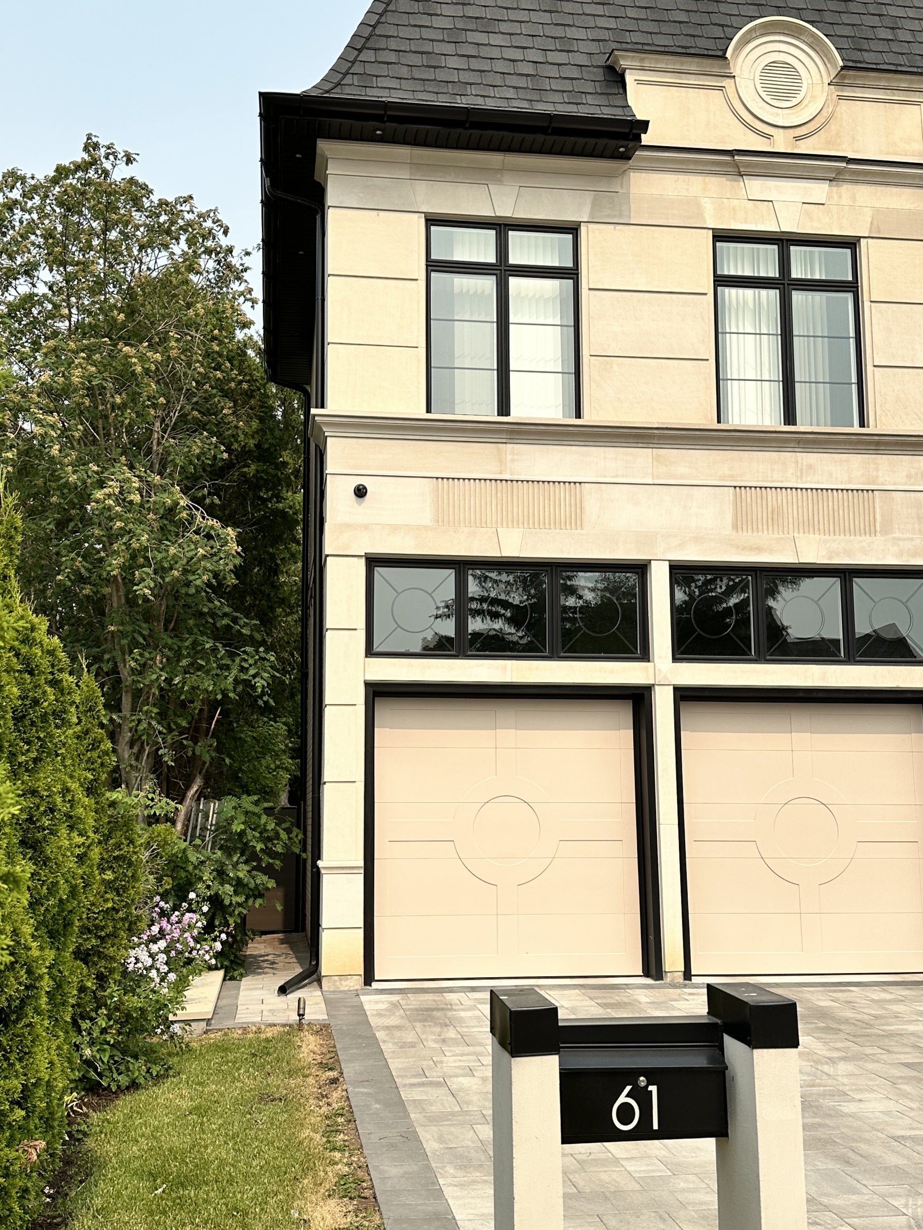 Mặt tiền công trình bằng đá vôi màu be Bồ Đào Nha chất lượng cao, thiết kế theo yêu cầu cho biệt thự