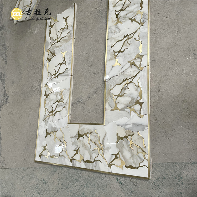 Gạch Mosaic Cắt Tia Nước Đá Cẩm Thạch Calacatta Vàng Phối Đường Đồng Thau Thiết Kế Sang Trọng Trang Trí Nội Thất