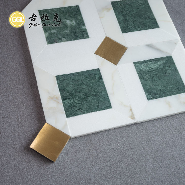 Gạch mosaic cắt tia nước bằng đá Calacatta Gold và Verde Affai kết hợp đồng thau dùng cho trang trí tường và sàn nội thất