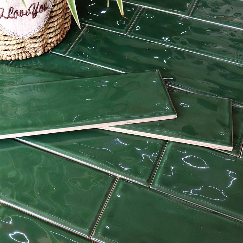Gạch thẻ gốm sứ xanh lá đậm, bề mặt sóng, ốp tường bếp và phòng tắm, 75x300mm