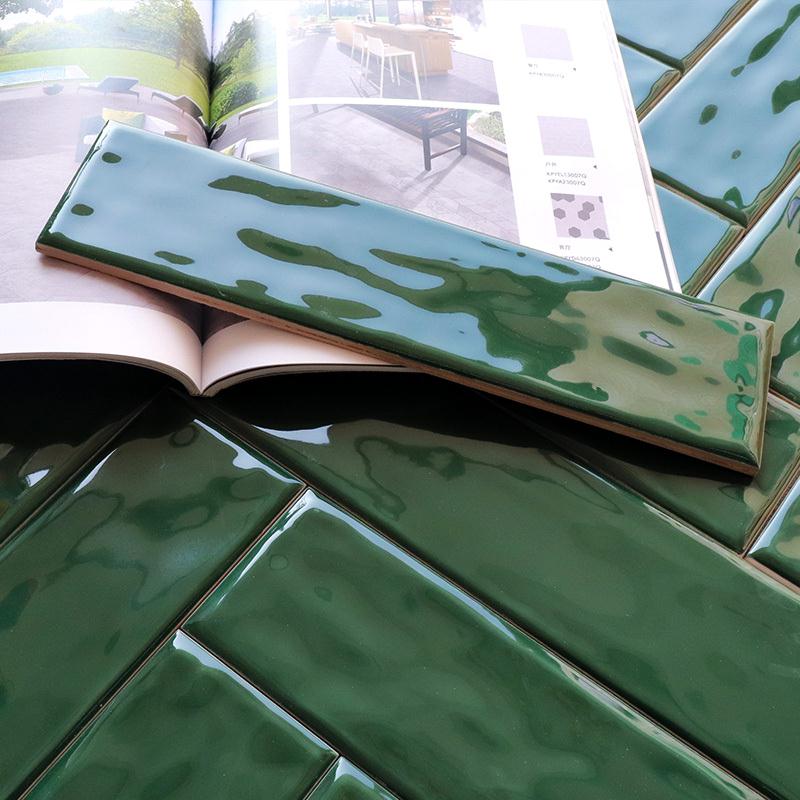 Gạch thẻ gốm sứ xanh lá đậm, bề mặt sóng, ốp tường bếp và phòng tắm, 75x300mm