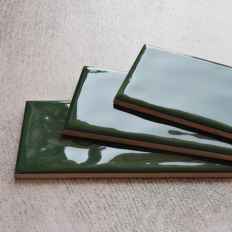 Gạch thẻ gốm sứ xanh lá đậm, bề mặt sóng, ốp tường bếp và phòng tắm, 75x300mm