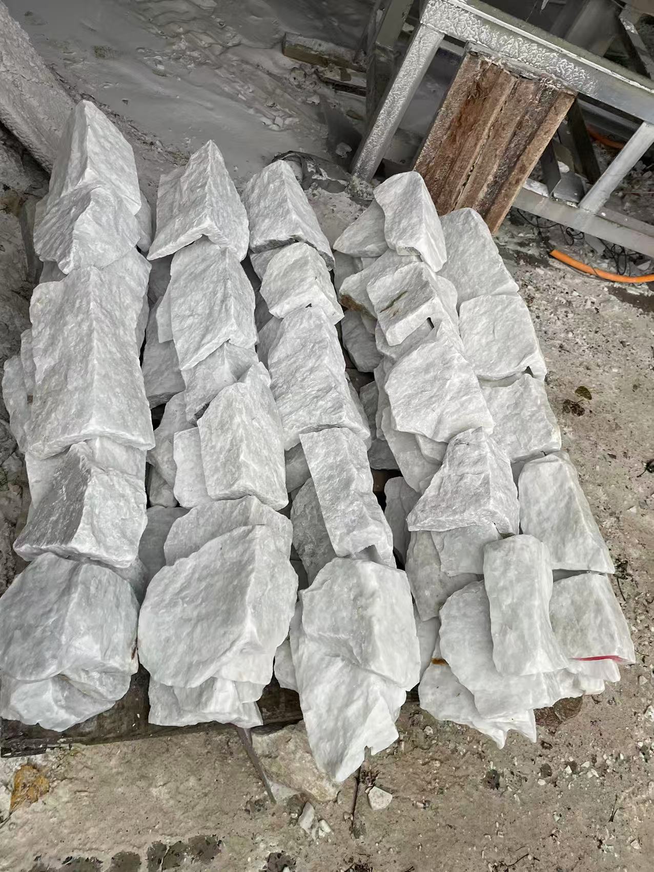 Tấm ốp đá tự nhiên trang trí mặt tiền nhà màu trắng