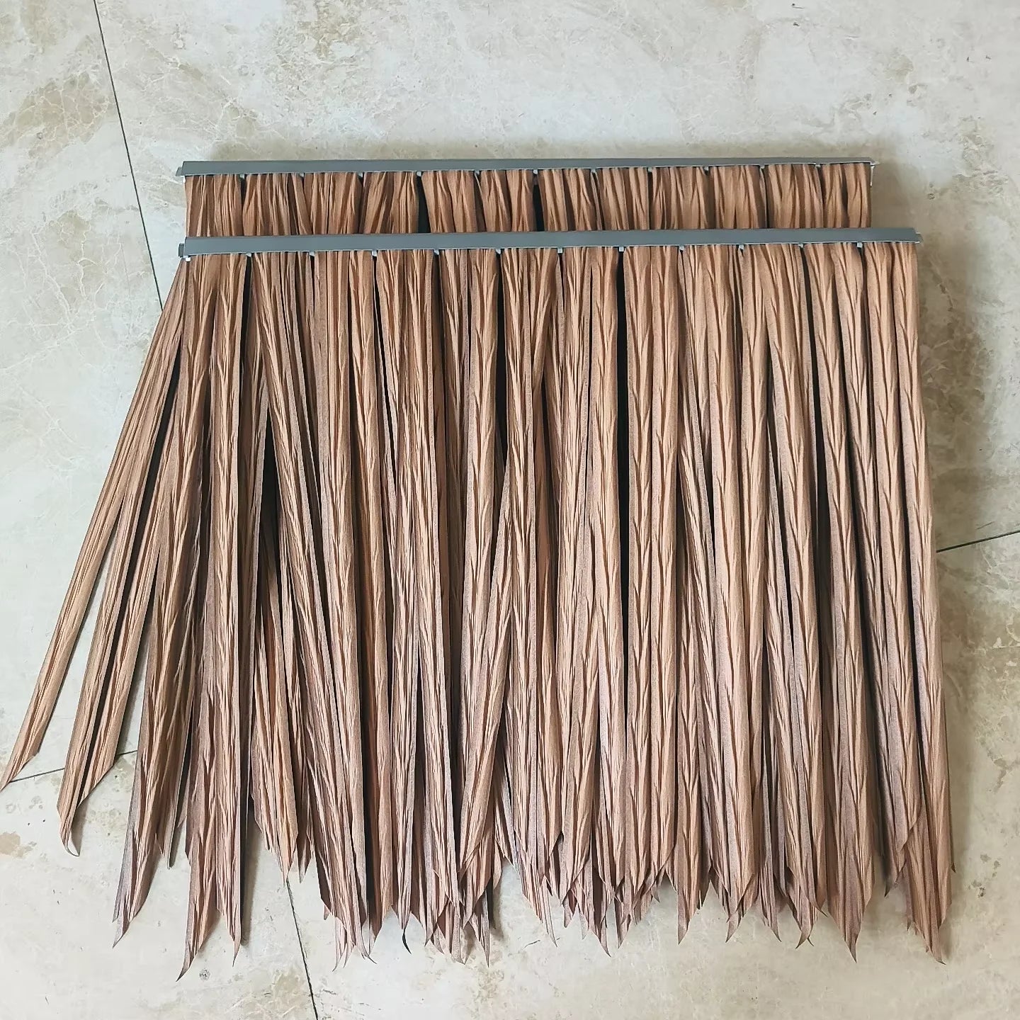 China Eco Friendly Extrusion Plastic Fireproof Artificial Synthetic Straw Thatch Roof Tiles for Villa Decorate