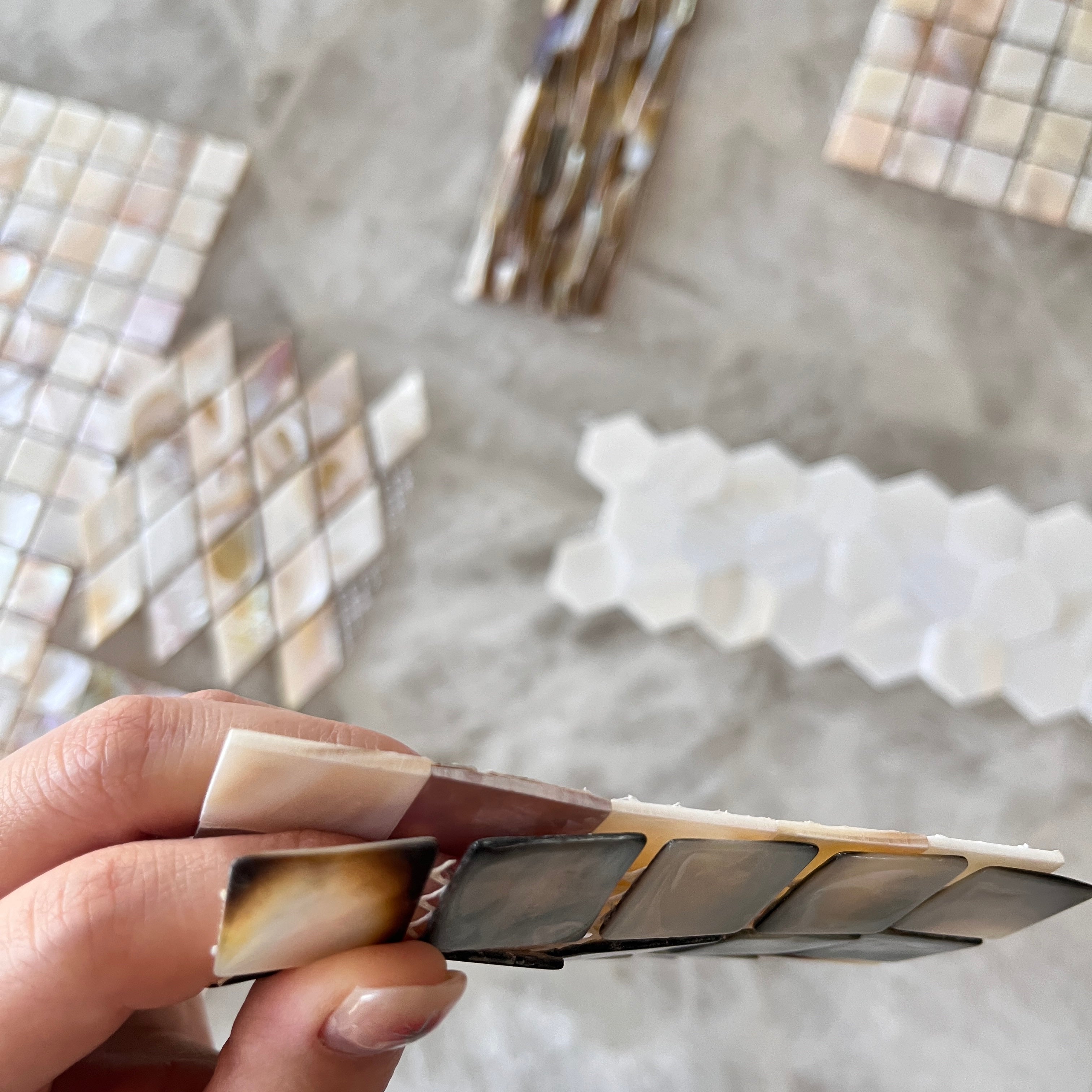 Gạch Mosaic vỏ ngọc trai tự nhiên dán bóc ốp tường