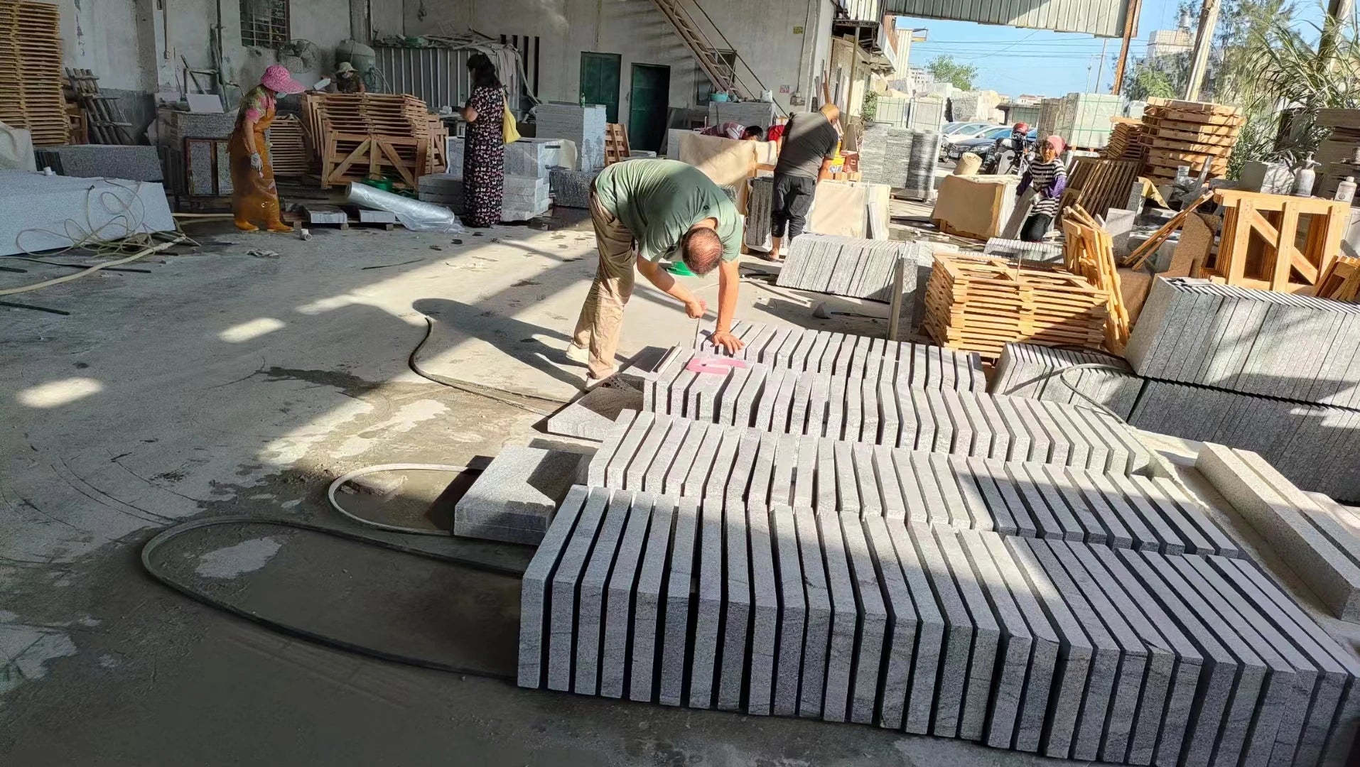 Gạch lát đường chống trượt đá granite xám đen