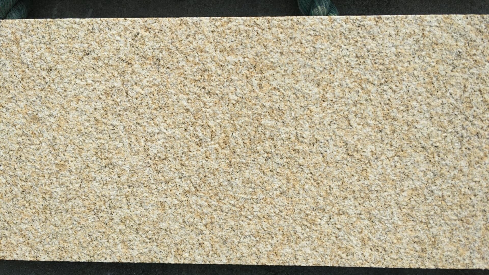 Mặt ốp tường đá granite phong cách công nghiệp cổ điển cho lối vào hầm rượu