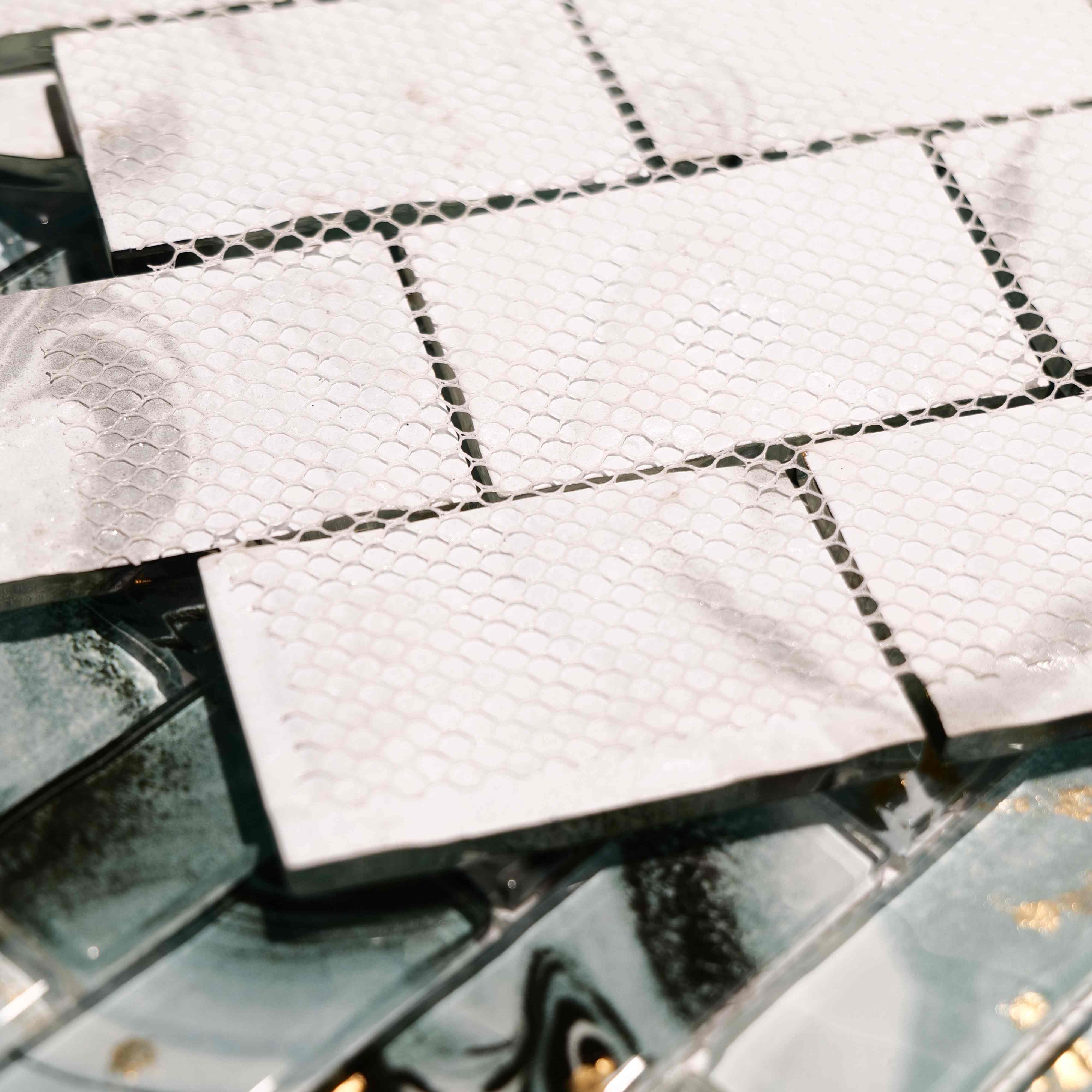 Sản phẩm mới bán chạy Gạch mosaic kính dập vàng 300x300mm có đường vân vàng dùng cho bếp khách sạn và căn hộ