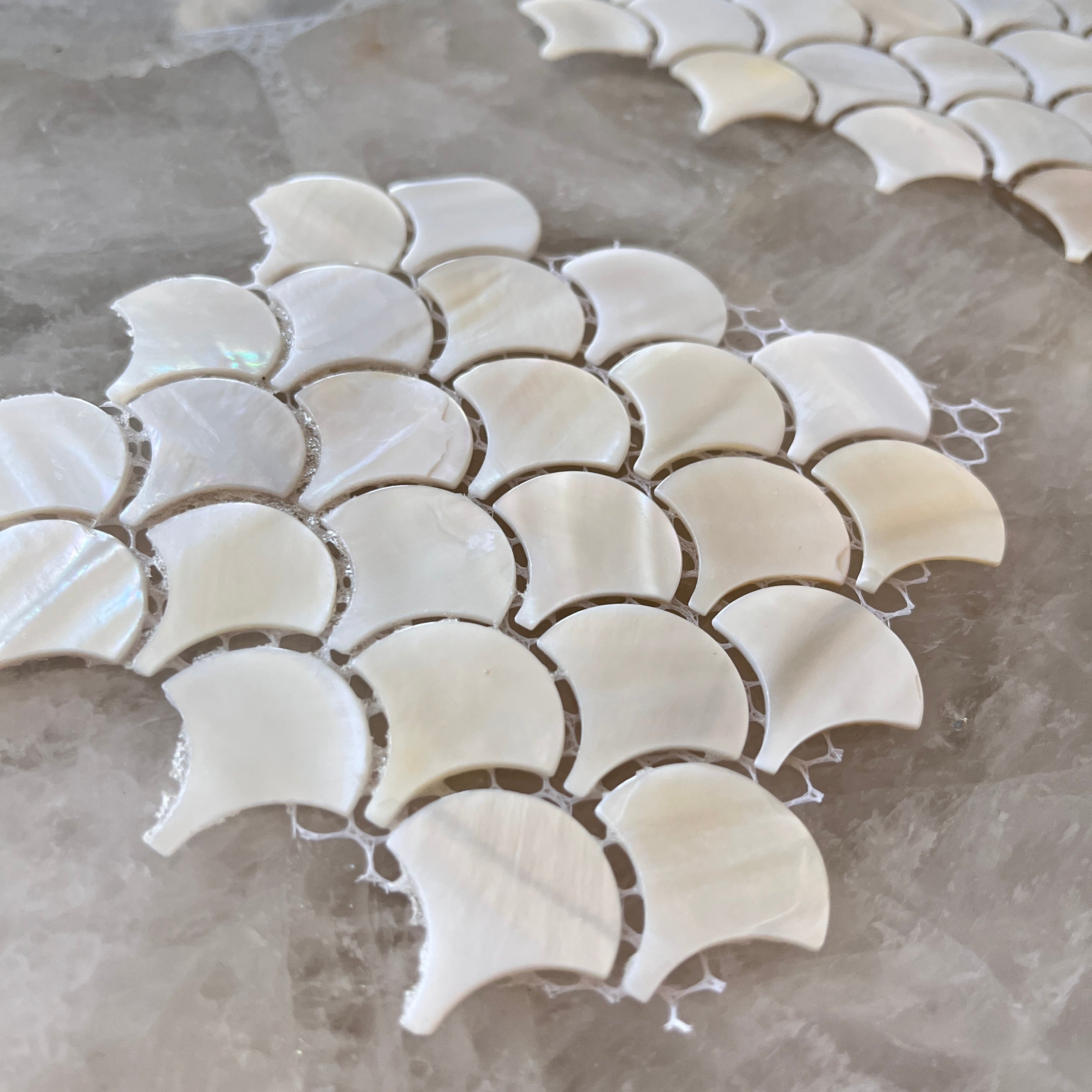 Gạch Mosaic vỏ ngọc trai tự nhiên dán bóc ốp tường