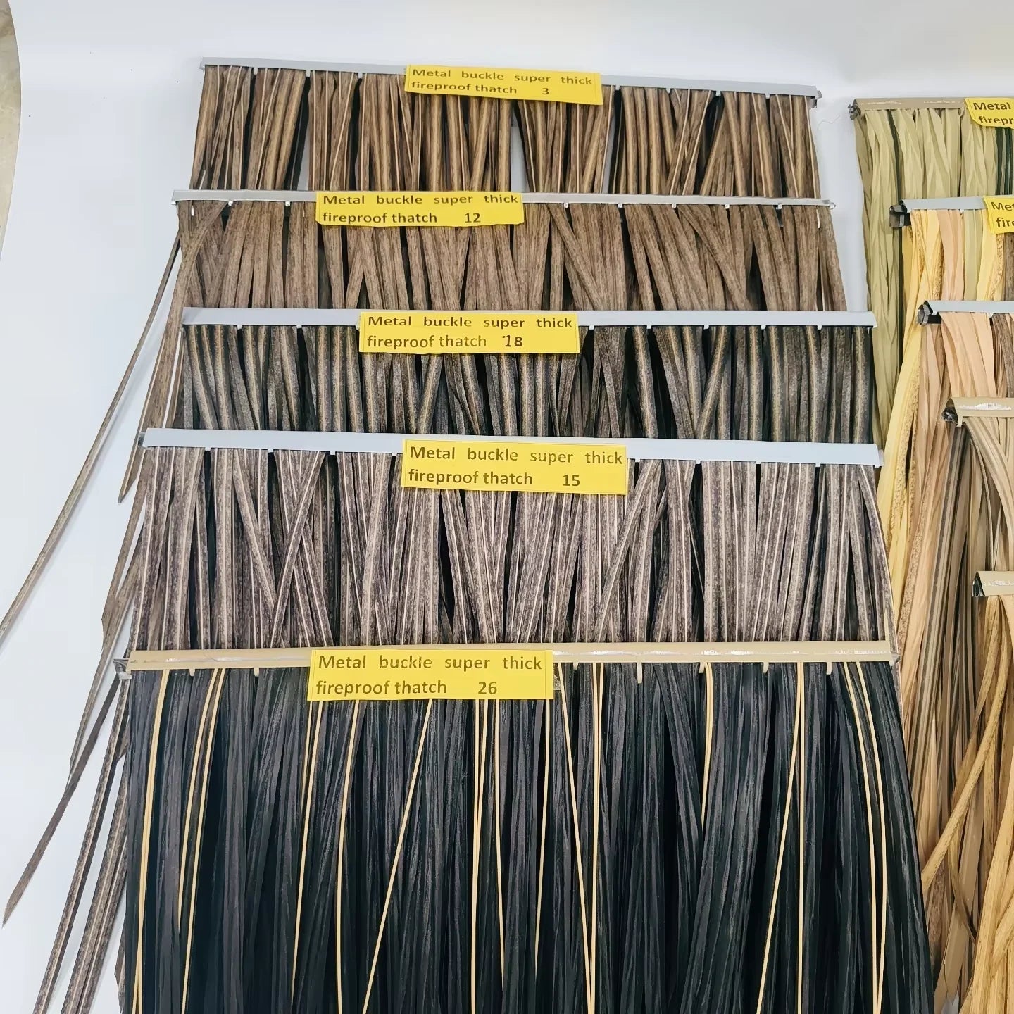 China Eco Friendly Extrusion Plastic Fireproof Artificial Synthetic Straw Thatch Roof Tiles for Villa Decorate