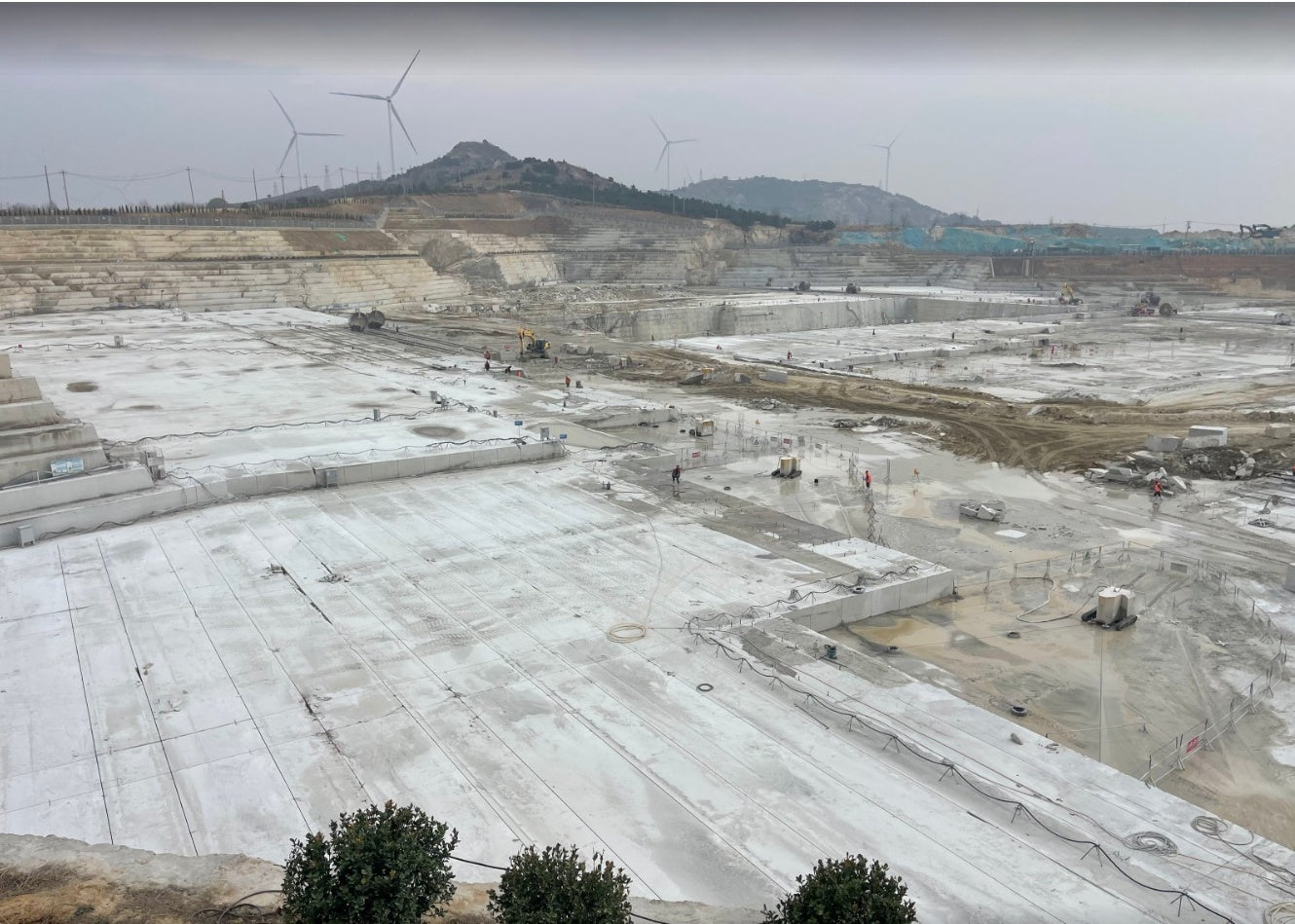 Mặt bàn đá granite màu trắng xám kiểu cổ điển, đánh bóng và búa lửa, dùng cho hầm rượu, cầu thang, phòng giặt