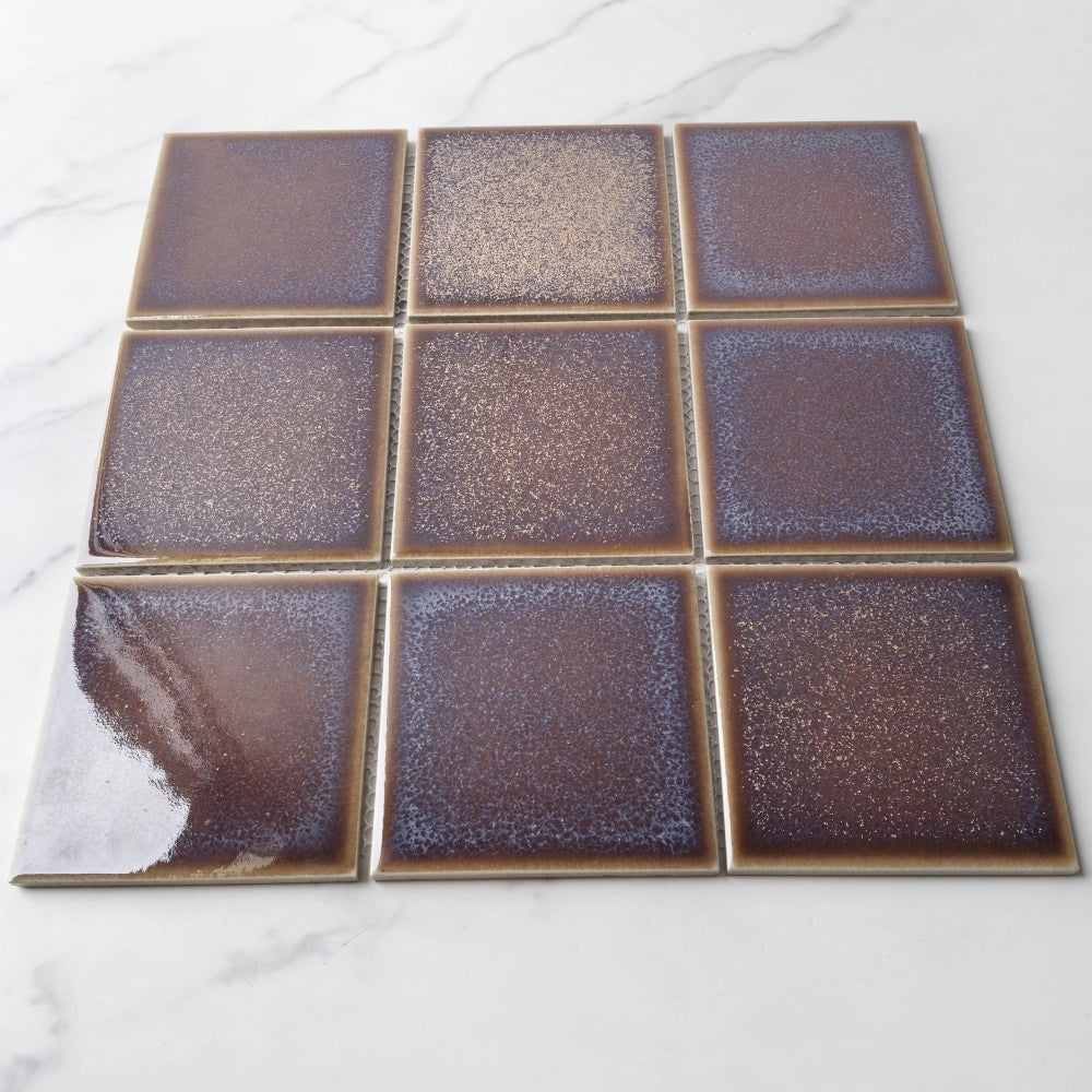 Thiết kế Gạch Mosaic Ốp Tường Phòng Khách Sứ Nâu và Ceramic Tối Màu