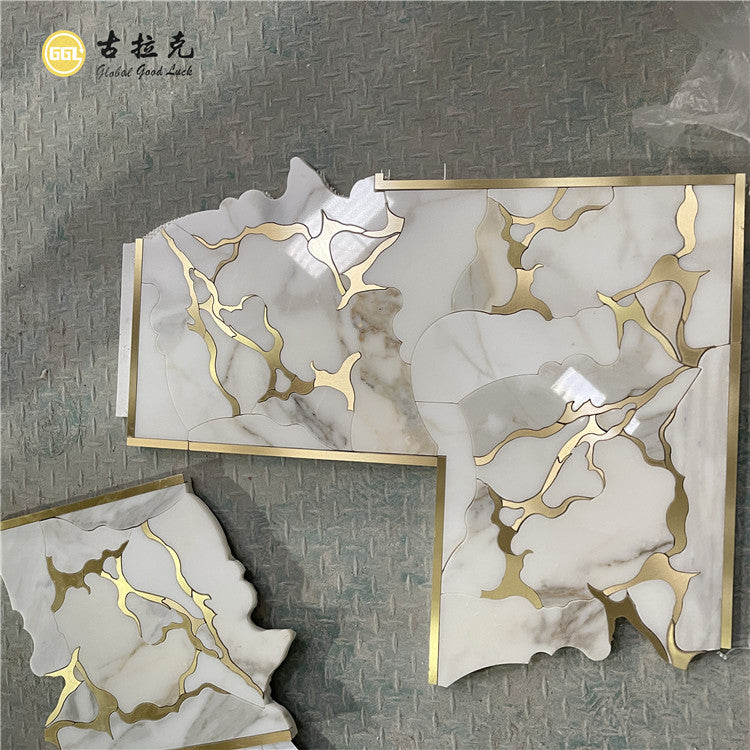 Gạch Mosaic Cắt Tia Nước Đá Cẩm Thạch Calacatta Vàng Phối Đường Đồng Thau Thiết Kế Sang Trọng Trang Trí Nội Thất