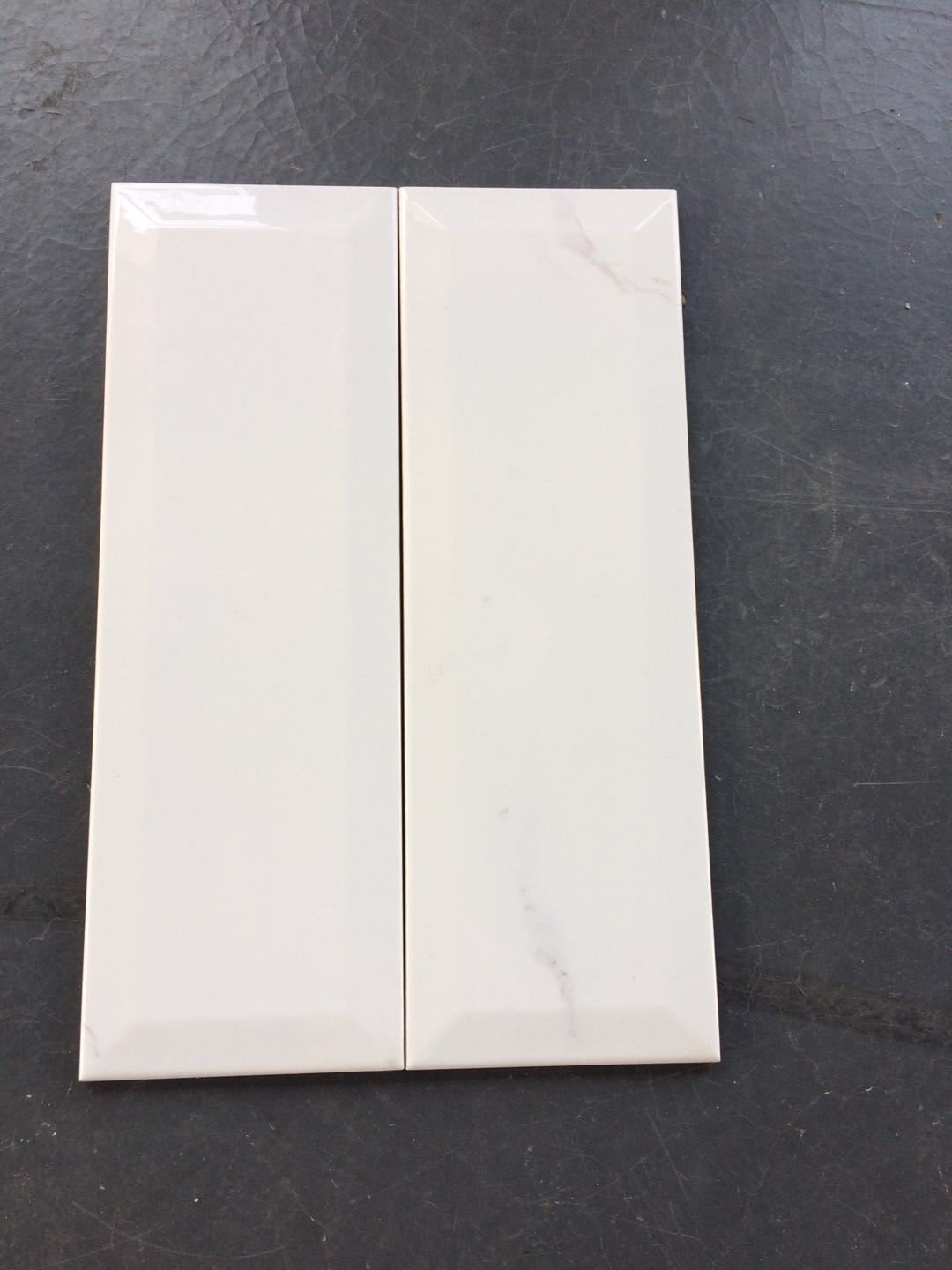Gạch ốp tường 300x600mm trắng