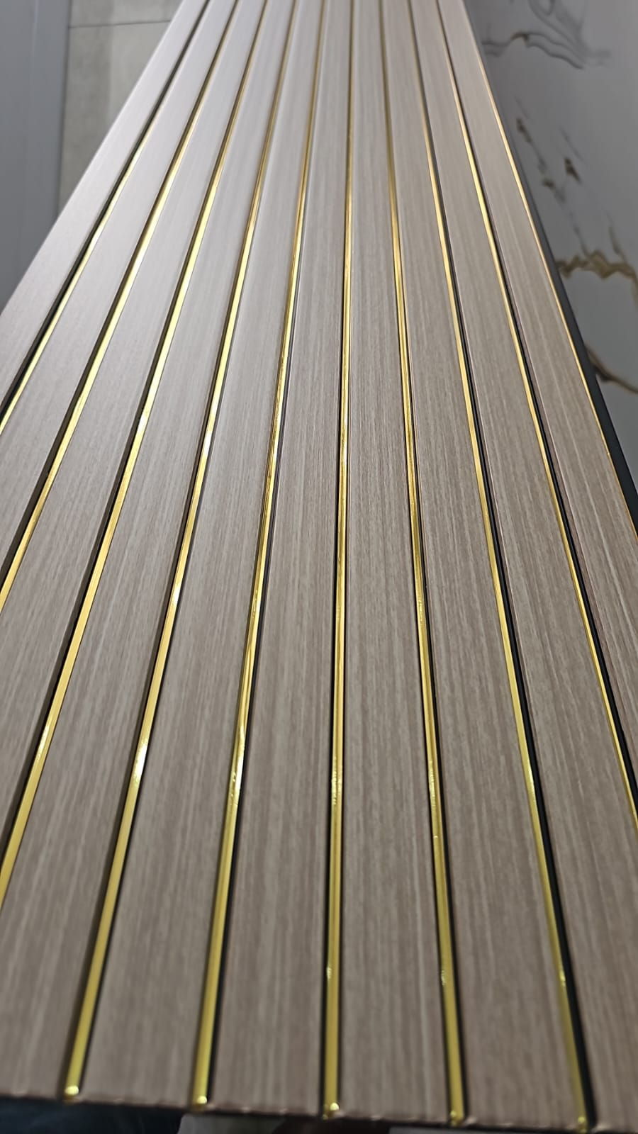 Tấm ốp tường PVC/WPC dạng sóng, cán màng PVC vân gỗ, đế đen, chất lượng tốt cho khách sạn