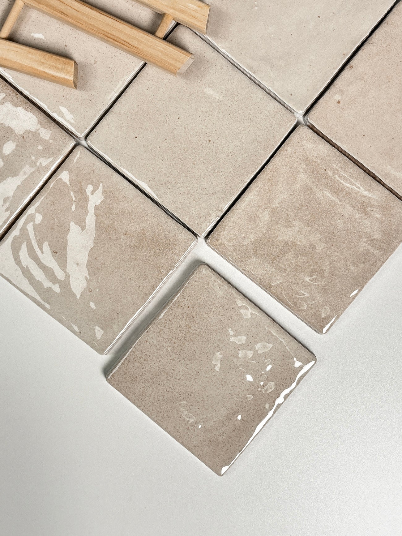 Gạch ốp tường thủ công vitrified phong cách Pháp 100x100mm, thiết kế màu kem bóng mờ