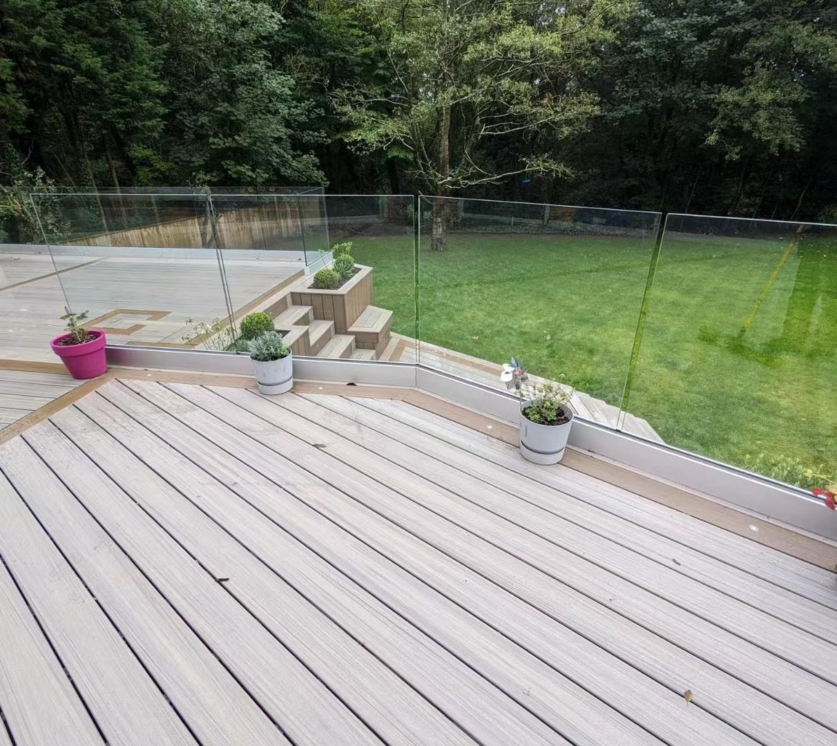 Sàn gỗ nhựa composite ngoài trời cho sân vườn và hồ bơi