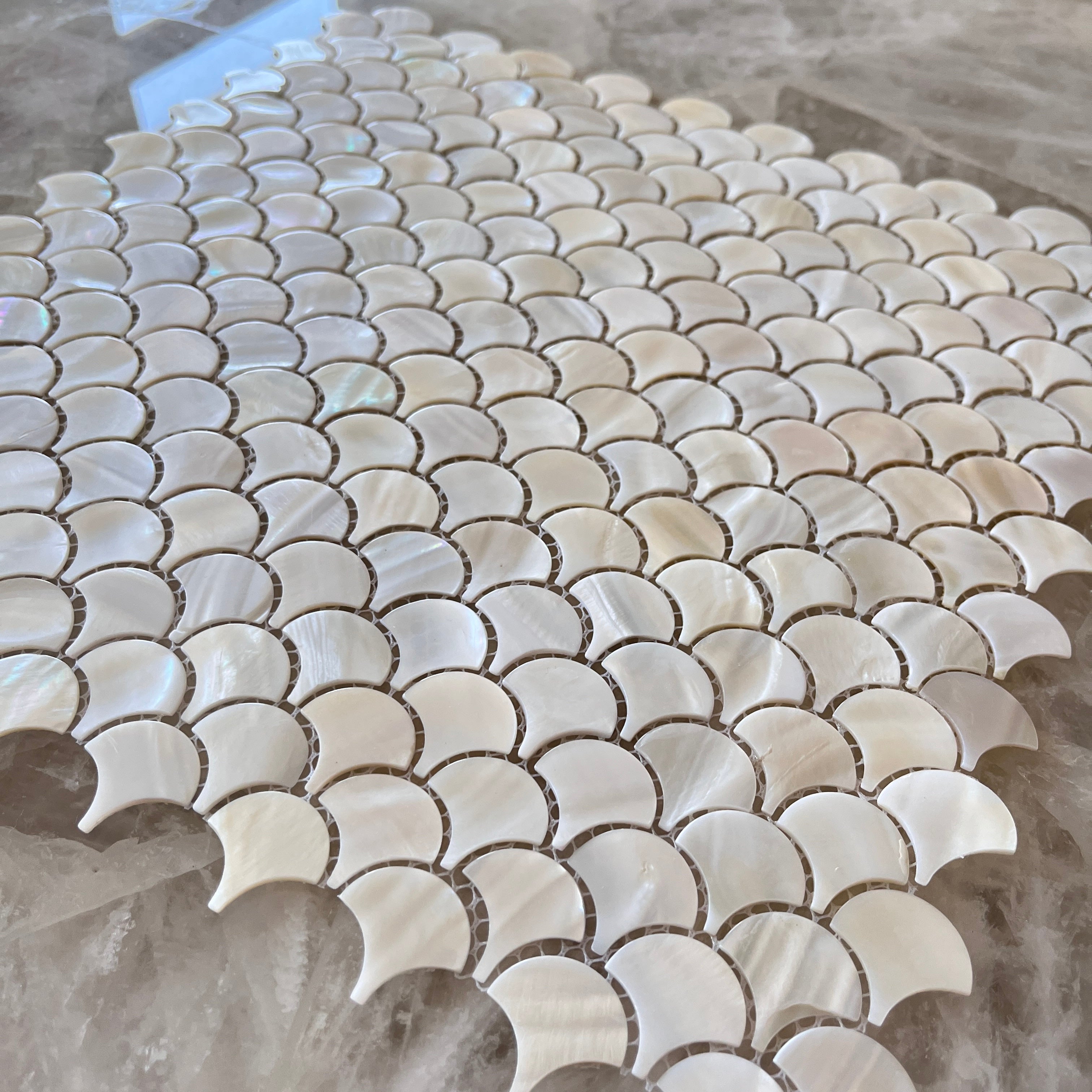 Gạch Mosaic vỏ ngọc trai tự nhiên dán bóc ốp tường