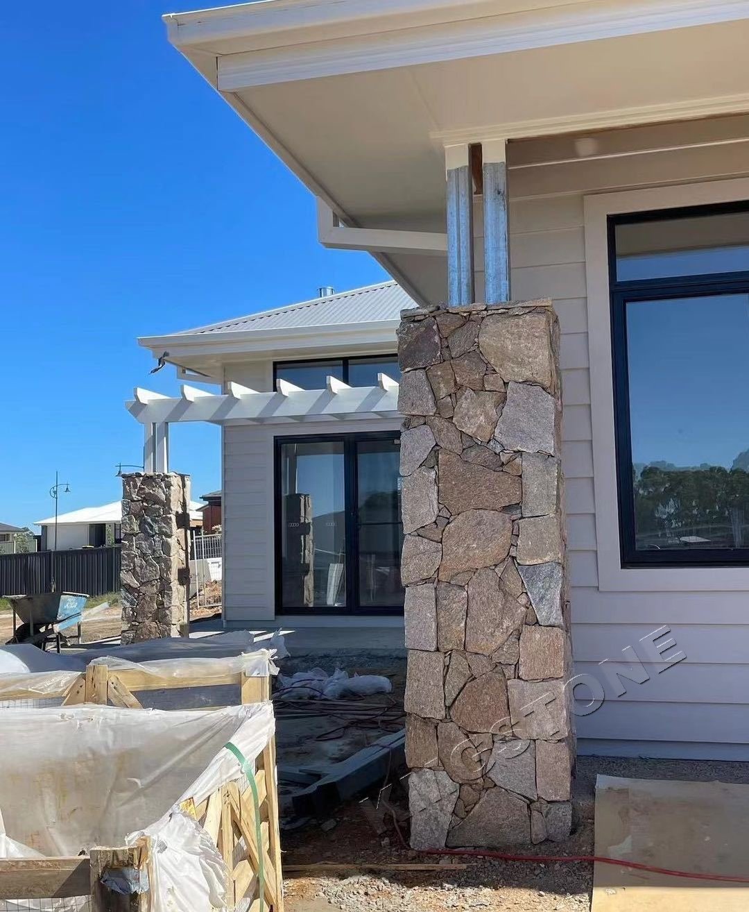 Tấm ốp đá vôi tự nhiên hiện đại, bề mặt chẻ kiểu đá phiến dạng tấm, kháng axit chống xói mòn, dùng cho tường ngoại thất biệt thự