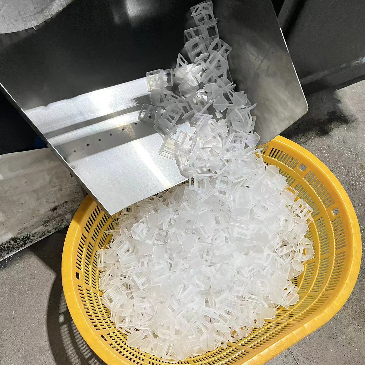 Chuyên sản xuất khuôn mẫu dụng cụ cân bằng gạch, dùng để cân bằng gạch.