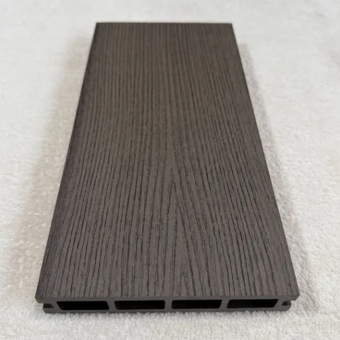 Tấm lát sàn gỗ nhựa composite đùn kép chống thấm nước, có lớp phủ vân gỗ PE, dùng làm sàn ngoài trời cho sân vườn