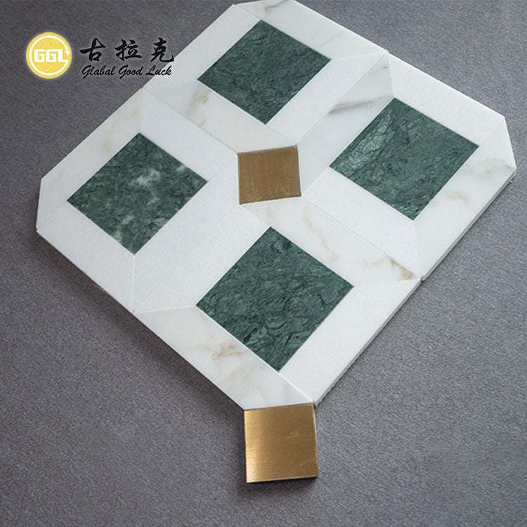 Gạch mosaic cắt tia nước bằng đá Calacatta Gold và Verde Affai kết hợp đồng thau dùng cho trang trí tường và sàn nội thất