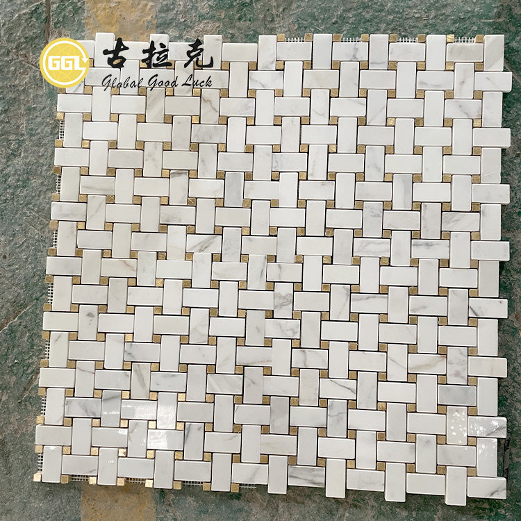 Gạch mosaic đá cẩm thạch trắng Calacatta dạng dệt rổ điểm đồng dùng để trang trí tường & sàn nội thất