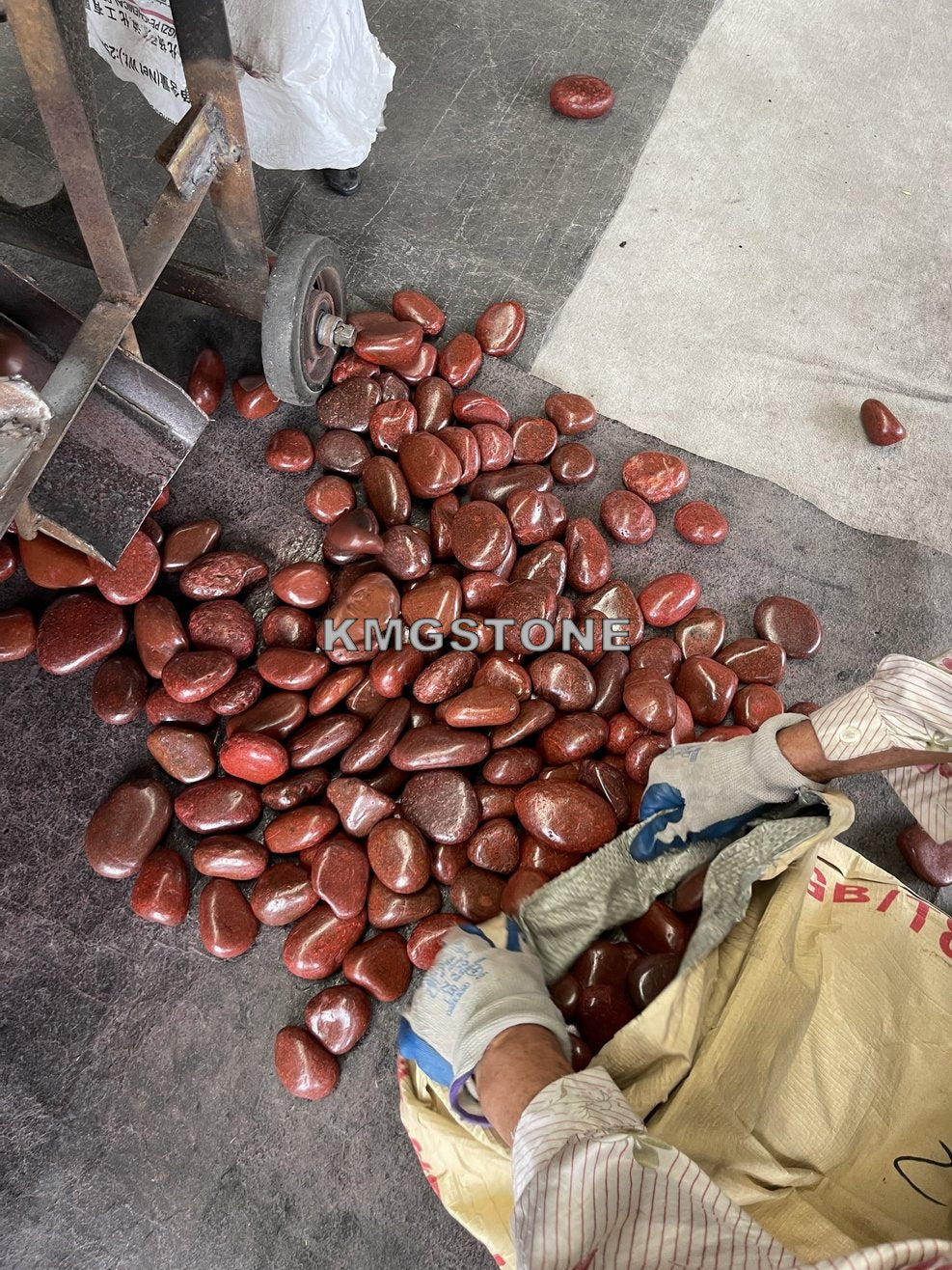 Đá sông đỏ được đánh bóng cao, dạng đá cuội, sỏi, đá dăm, bán trực tiếp từ nhà máy với giá tốt.