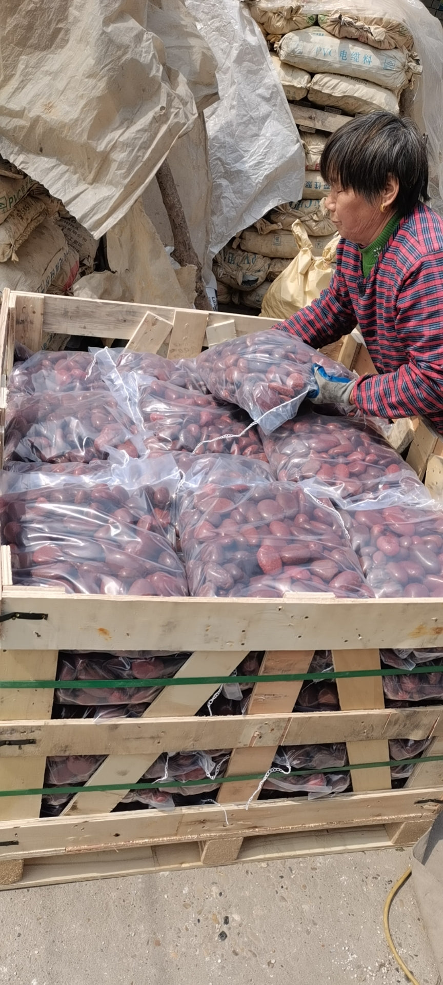 Đá sông đỏ được đánh bóng cao, dạng đá cuội, sỏi, đá dăm, bán trực tiếp từ nhà máy với giá tốt.