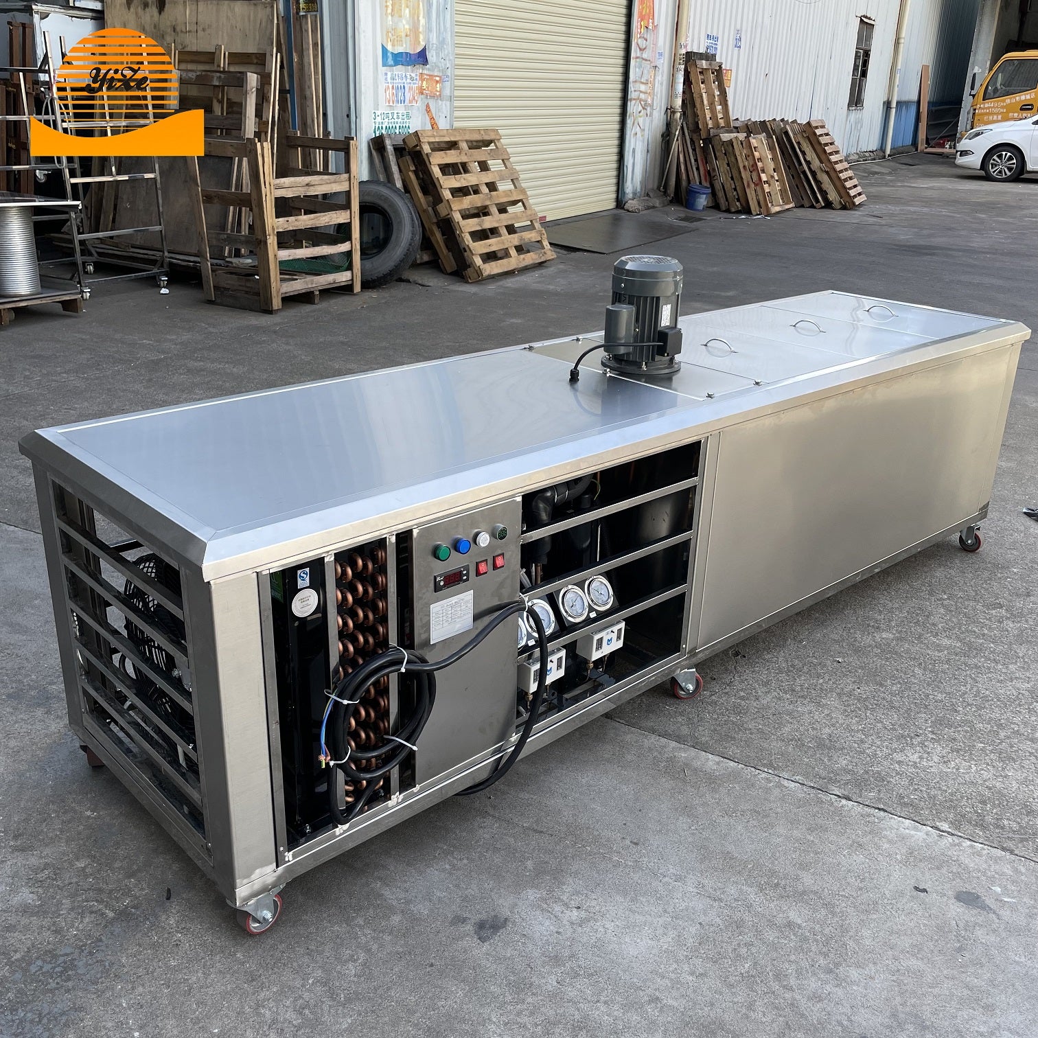 Máy làm đá khối/cây 1000kg và đá viên, làm mát bằng không khí, có tấm pin năng lượng mặt trời