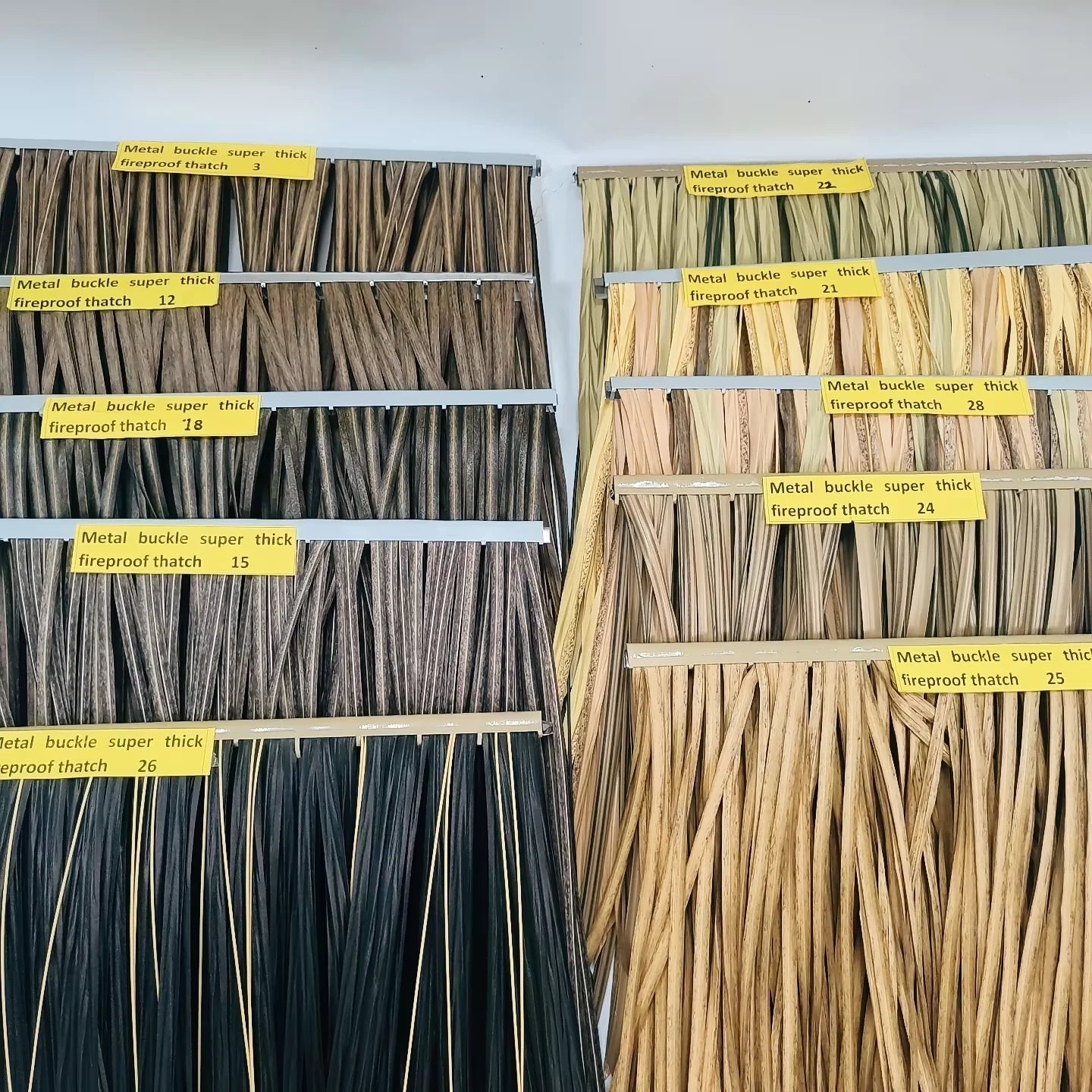 China Eco Friendly Extrusion Plastic Fireproof Artificial Synthetic Straw Thatch Roof Tiles for Villa Decorate